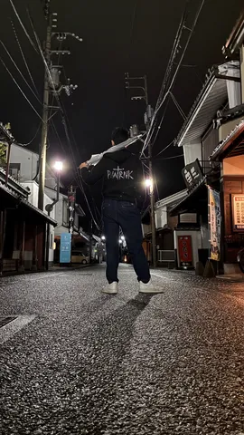 雨に輝く路地裏の夜