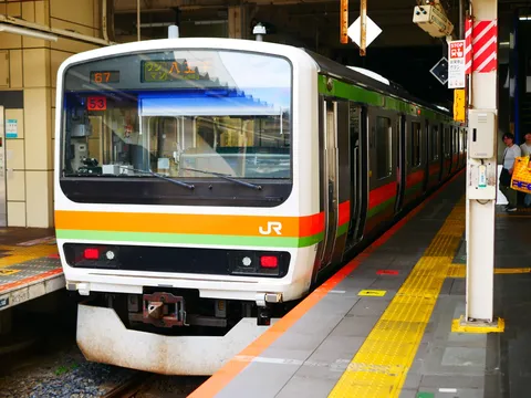 JRの顔、次の駅にロックオン！