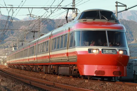 山々を背に進むはこね号