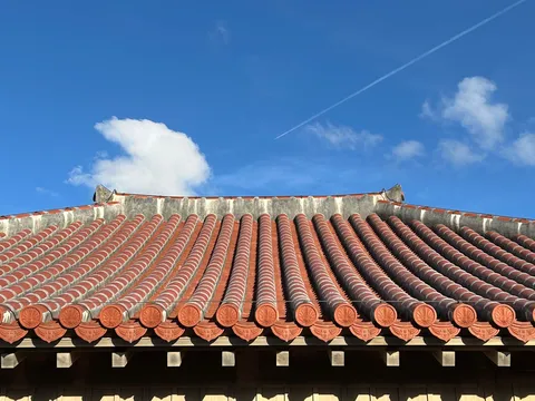 伝統の屋根と空の軌跡