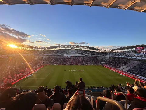 夕暮れのスタジアムの鼓動