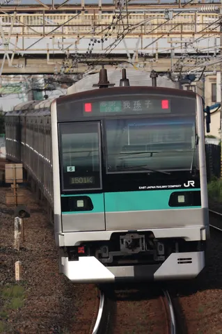 線路を滑る未来の列車