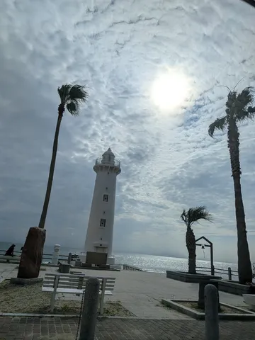 光をなぞる灯台の風景
