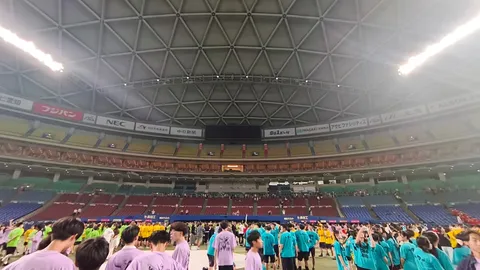 巨大スタジアムの群像