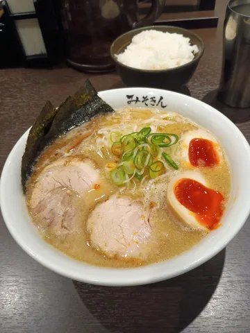 味噌ラーメンと半熟卵の誘惑