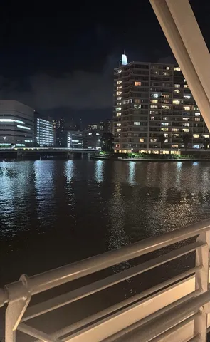 都会の夜景、川面に映る光