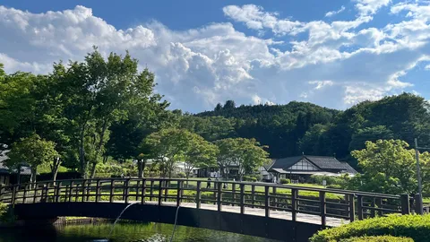緑と雲のコントラスト、癒しの橋