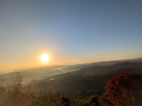 朝焼けに染まる山並み、幻想的な雲海