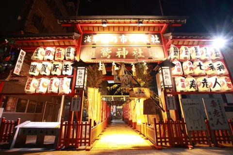 灯りへ続く神社の夜
