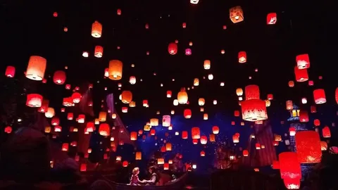 夜空に浮かぶ灯りの群れ