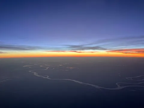 空と大地の境界線、夕焼けのグラデーション