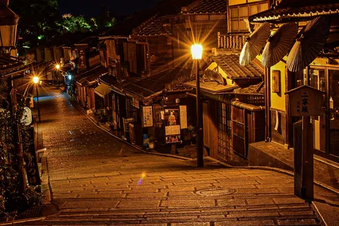 古都の夜道、灯りに誘われて