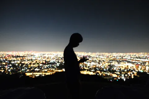夜景を背にした静かなシルエット