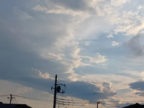 電柱と夕焼け空のコントラスト