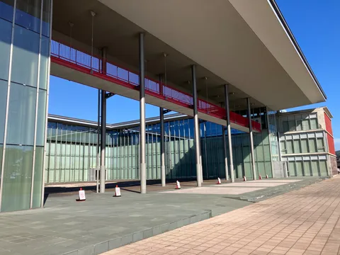 空とガラスの長い庇