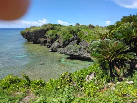 手付かずの自然、エメラルドグリーンの海