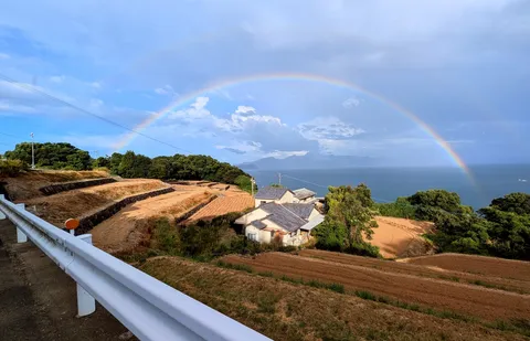 虹がつなぐ田園と海