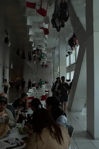天井が映す食卓の風景