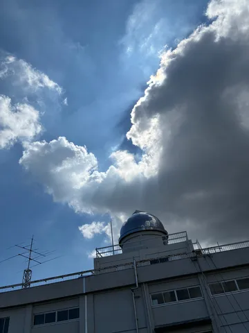天文台と雲の隙間