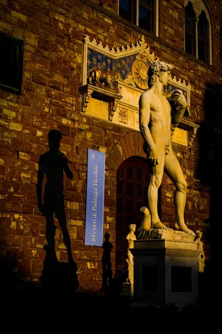夕陽に照らされるダヴィデ像