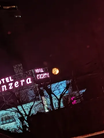ネオンと月の夜景
