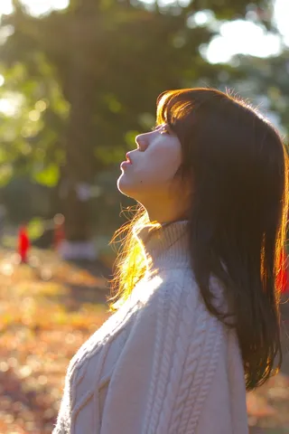 柔らかな光に包まれる横顔