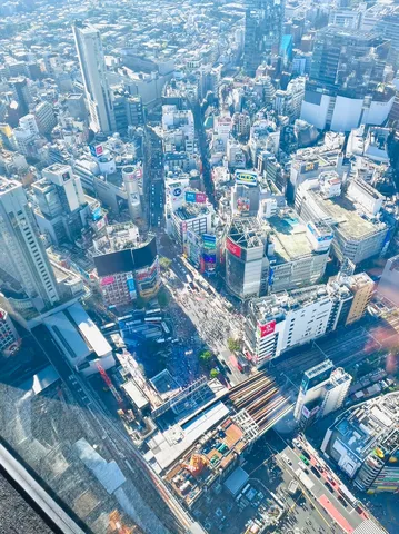 青空と都市の躍動感