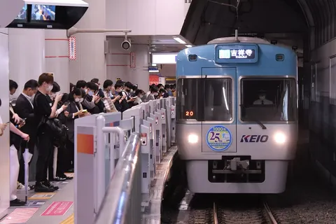 到着した記念電車とスマホの波