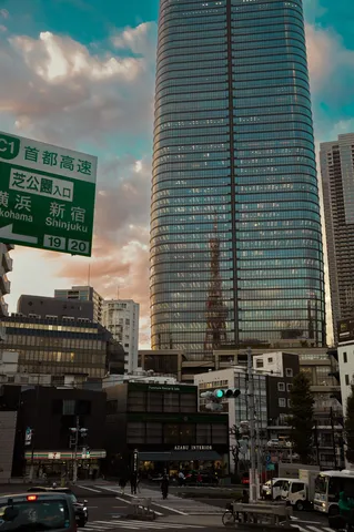 摩天楼の夕景と反射する東京タワー