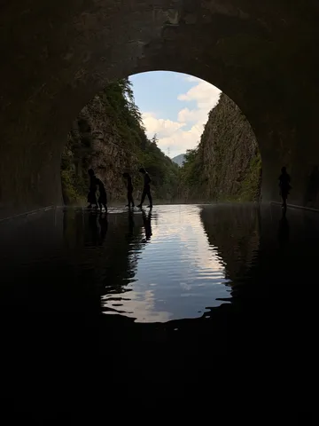 光と水のトンネル景色