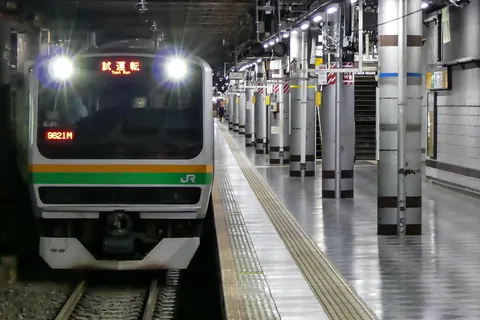 試運転の静かな夜、地下鉄の灯り