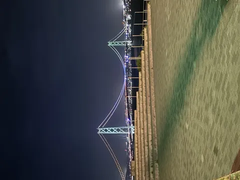 夜景に映える光の架け橋