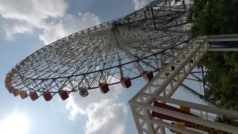 空にそびえる巨大観覧車