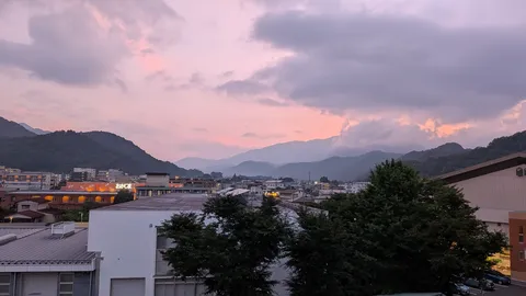 夕刻の町と山影