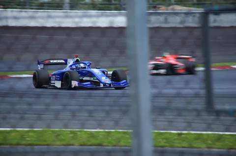 雨粒を纏うレーシングカー