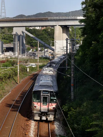 新緑と鉄道、重厚な橋脚
