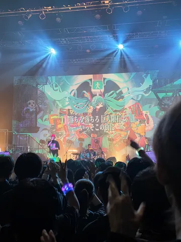 ライブ会場に響く熱気と光