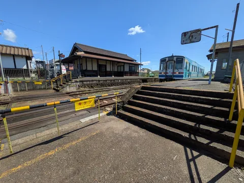 線路と夏の静かな駅