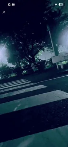 夜の横断歩道、静寂の交差点