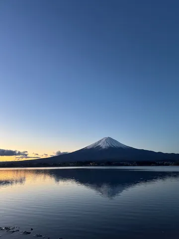 湖面に映る静かな山時間