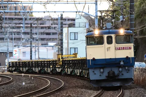 鉄路を駆ける光の軌跡