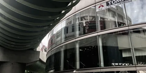 曲線と反射の都市風景