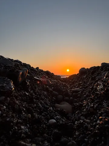 夕陽が石の道を照らす