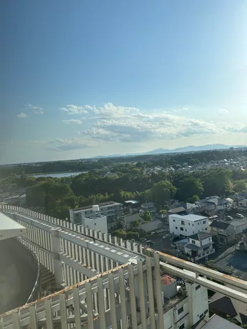 青空と街並み、遠くの水辺