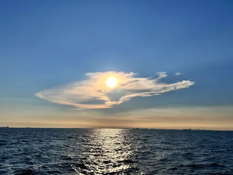 夕陽と波間の静寂