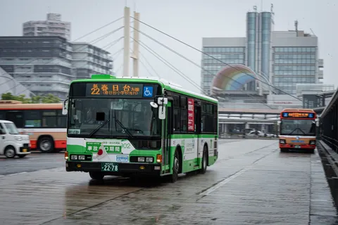 水も滴る、緑の路線バス