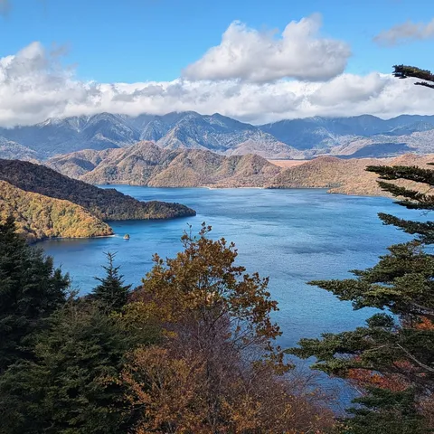 錦秋の山々と瑠璃色の湖