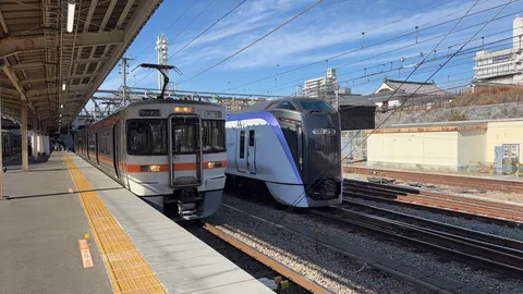 発車前の静かな駅風景