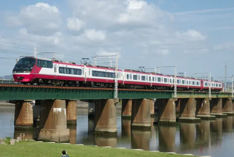 川を渡る鮮やかな列車