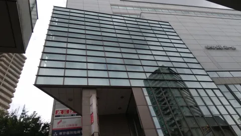 都会の空に溶け込むビル群